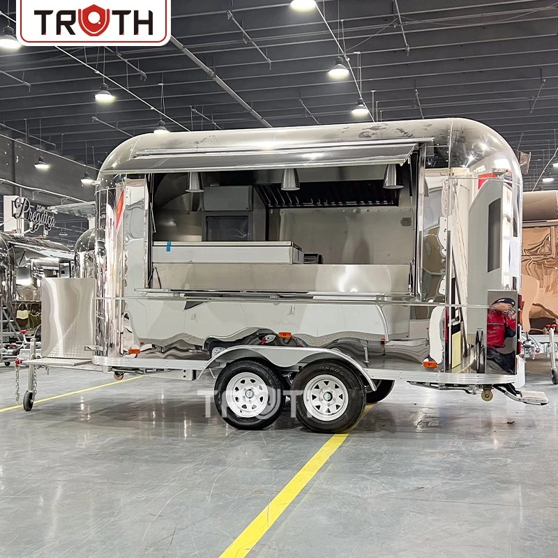 Airstream-stil madvogn i Frankrig: En fastfoodtrailer i rustfrit stål bygget til stil og service