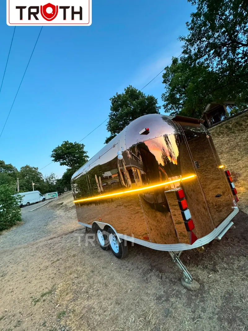 Truth Food Trailer leverer en Rose Gold-kaffe og fastfood-trailer til Slovakiet