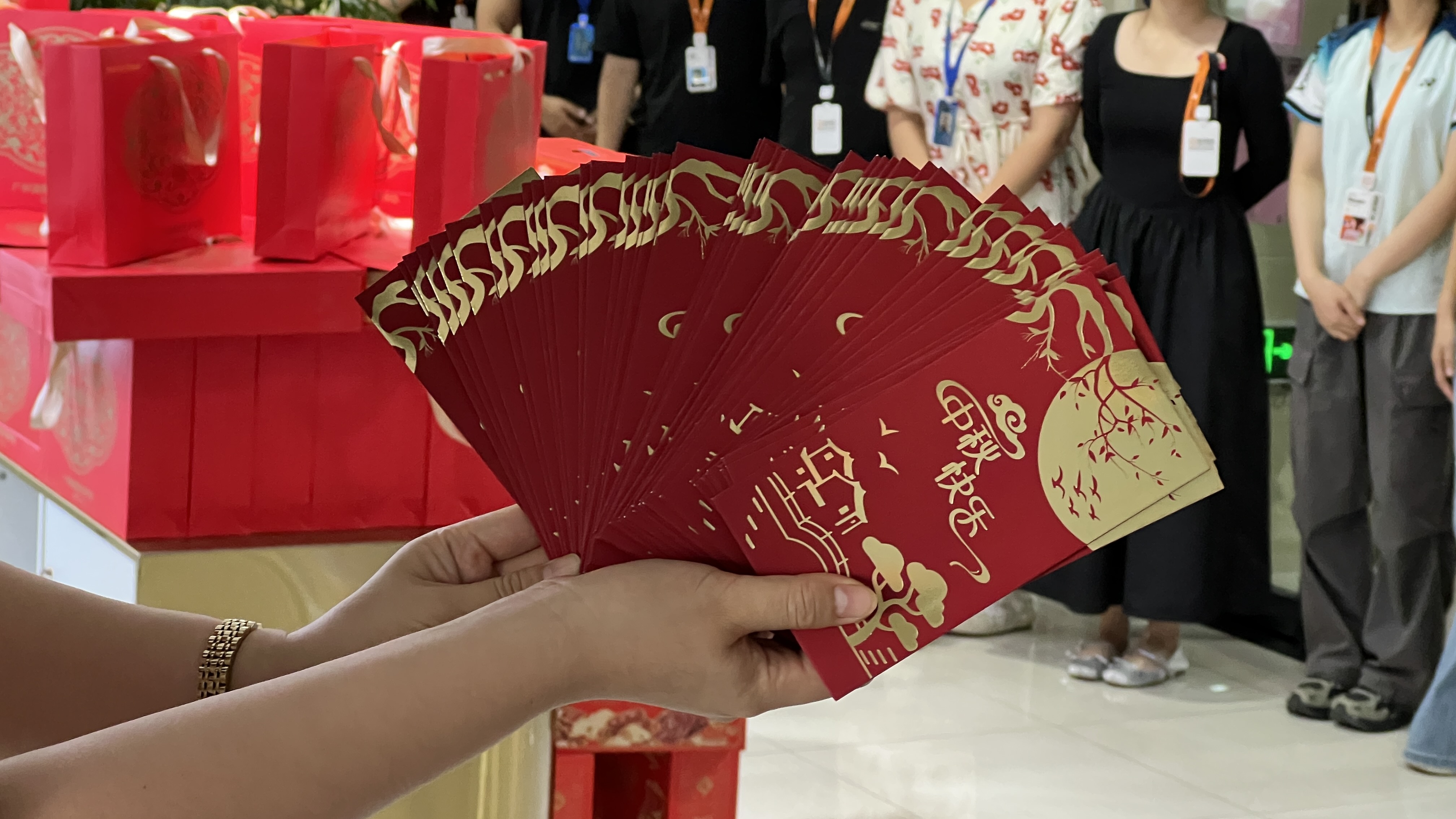 Mid-Autumn Festival at Truth: Del påskønnelse med hvert teammedlem